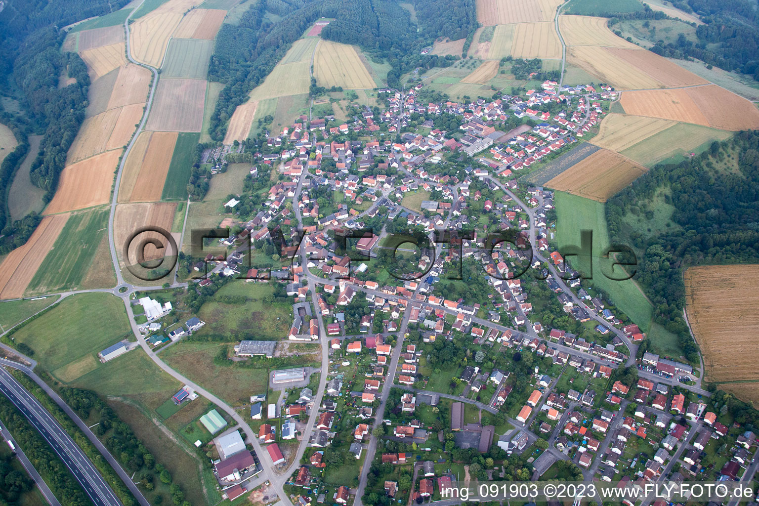 Schrägluftbild von Waldfischbach-Burgalben im Bundesland Rheinland-Pfalz, Deutschland
