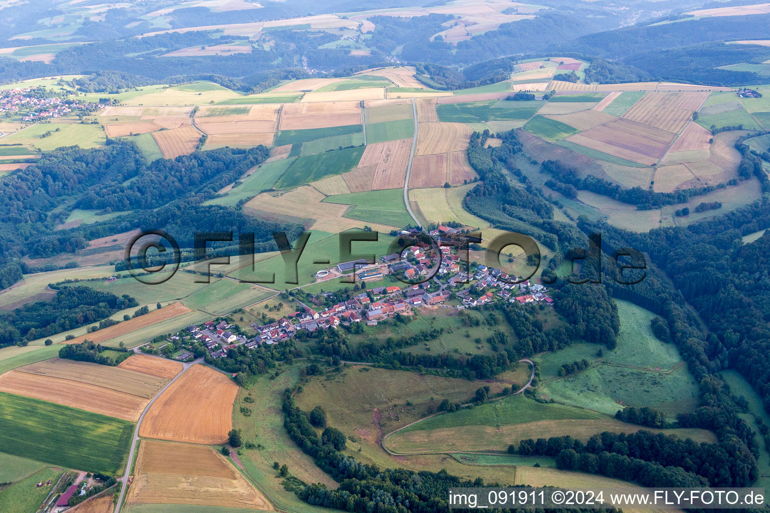 Dorf - Ansicht am Rande von landwirtschaftlichen Feldern und Nutzflächen in Schauerberg im Bundesland Rheinland-Pfalz, Deutschland