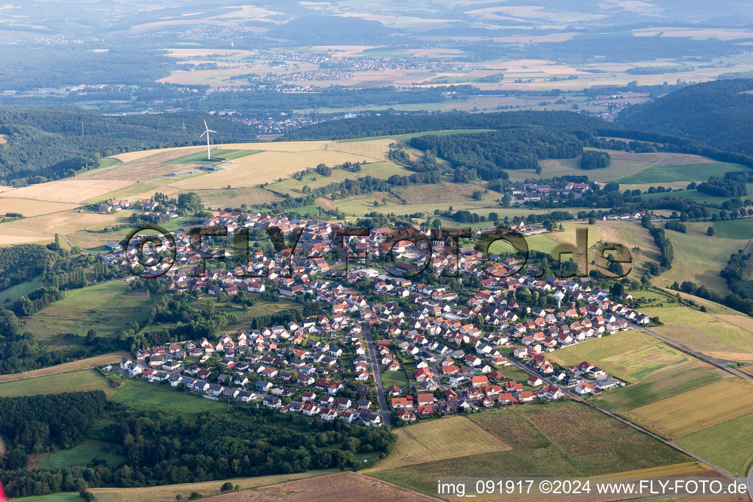 Dorf - Ansicht am Rande von landwirtschaftlichen Feldern und Nutzflächen in Martinshöhe im Bundesland Rheinland-Pfalz, Deutschland