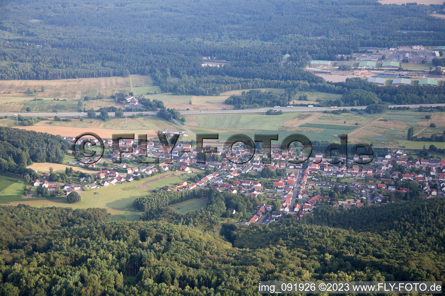 Schrägluftbild von Lambsborn im Bundesland Rheinland-Pfalz, Deutschland