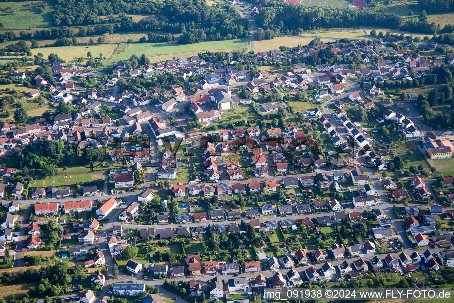 Ortsansicht der Straßen und Häuser der Wohngebiete in Schönenberg-Kübelberg im Bundesland Rheinland-Pfalz, Deutschland