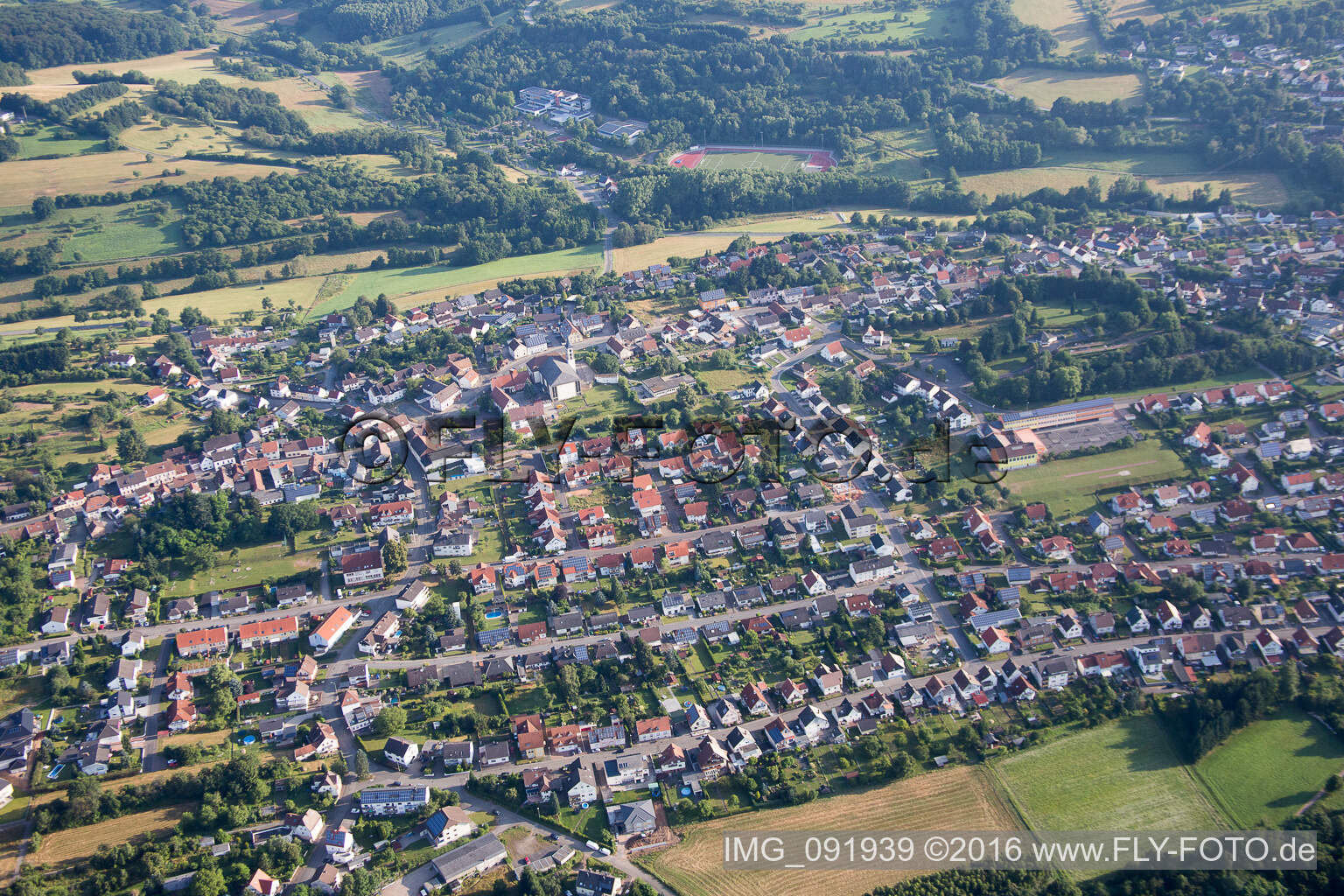 Luftbild von Ortsansicht der Straßen und Häuser der Wohngebiete in Schönenberg-Kübelberg im Bundesland Rheinland-Pfalz, Deutschland