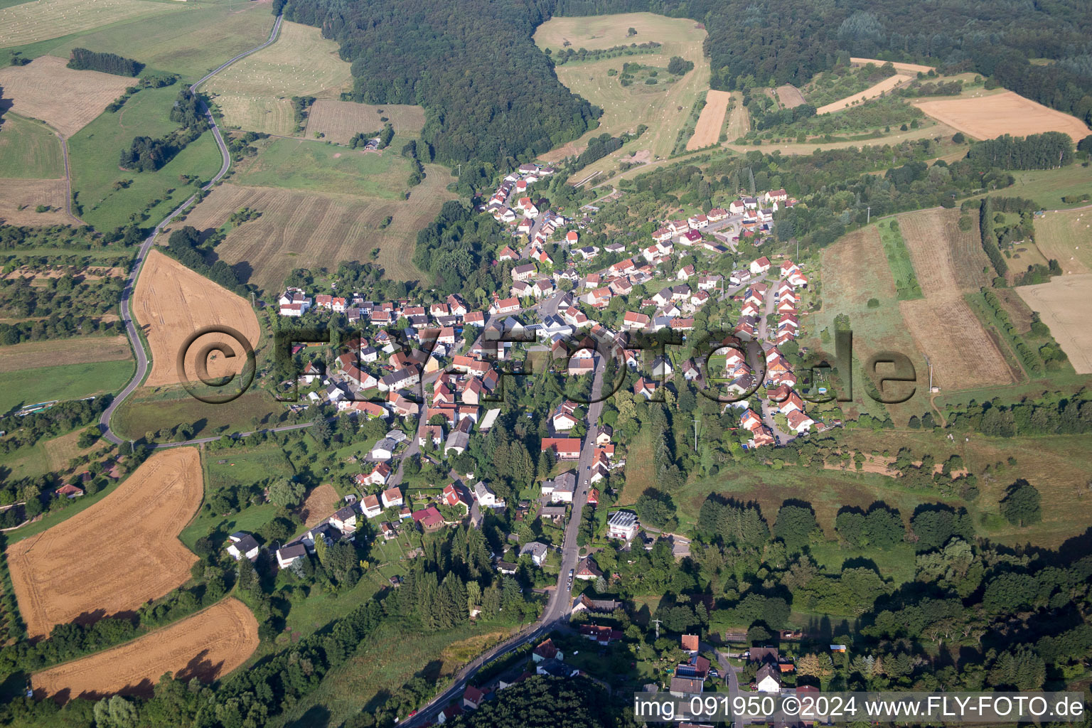 Dorf - Ansicht am Rande von landwirtschaftlichen Feldern und Nutzflächen in Frohnhofen im Bundesland Rheinland-Pfalz, Deutschland