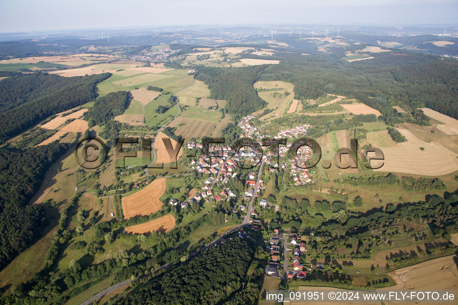 Luftbild von Dorf - Ansicht am Rande von landwirtschaftlichen Feldern und Nutzflächen in Frohnhofen im Bundesland Rheinland-Pfalz, Deutschland