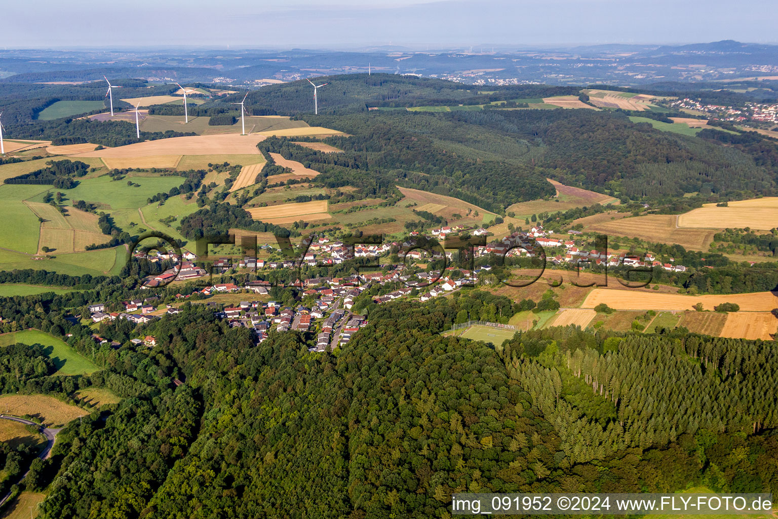 Dorf - Ansicht am Rande von landwirtschaftlichen Feldern und Nutzflächen in Hoof im Bundesland Saarland, Deutschland