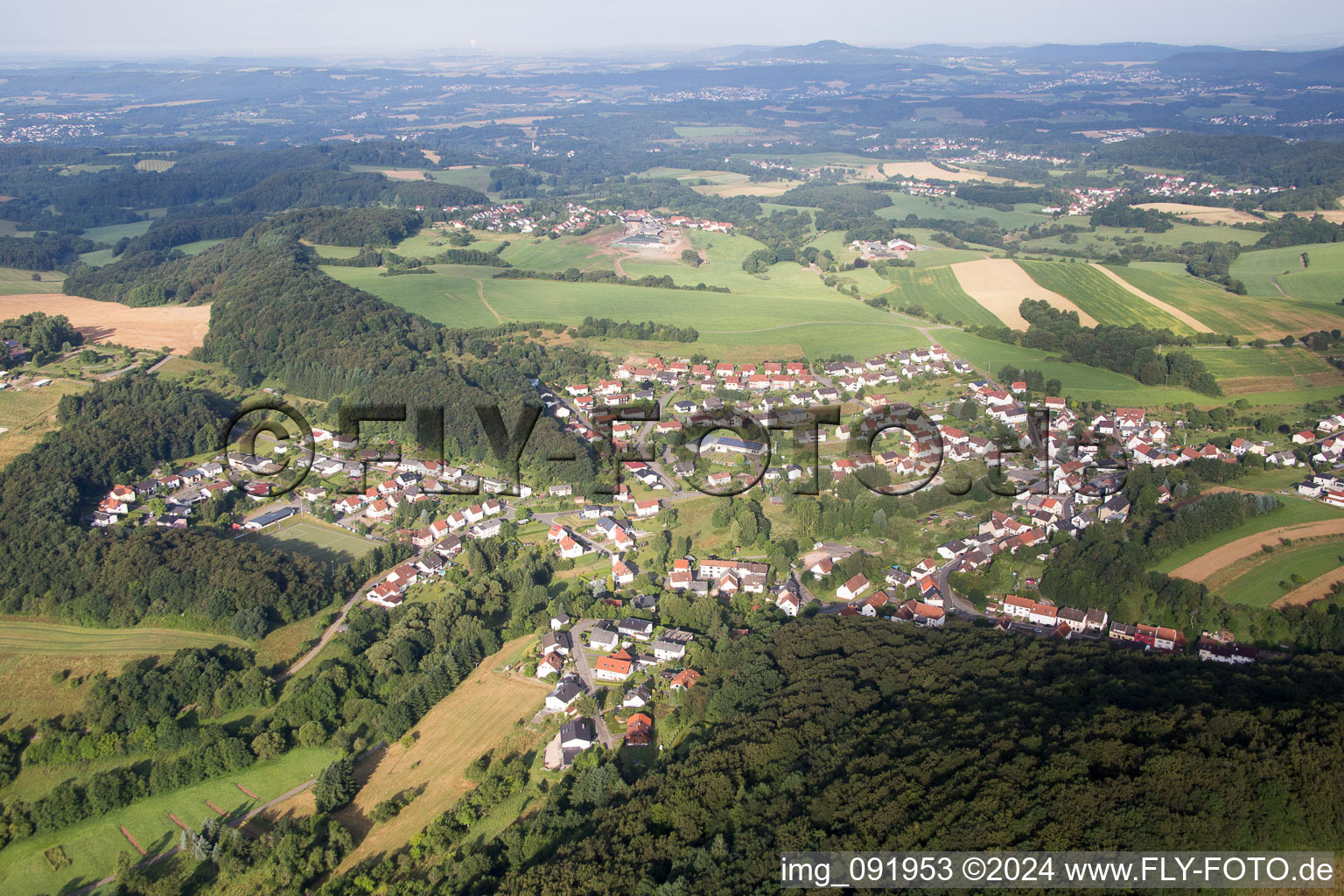 Dorf - Ansicht am Rande von landwirtschaftlichen Feldern und Nutzflächen im Ortsteil Grügelborn in Freisen im Bundesland Saarland, Deutschland