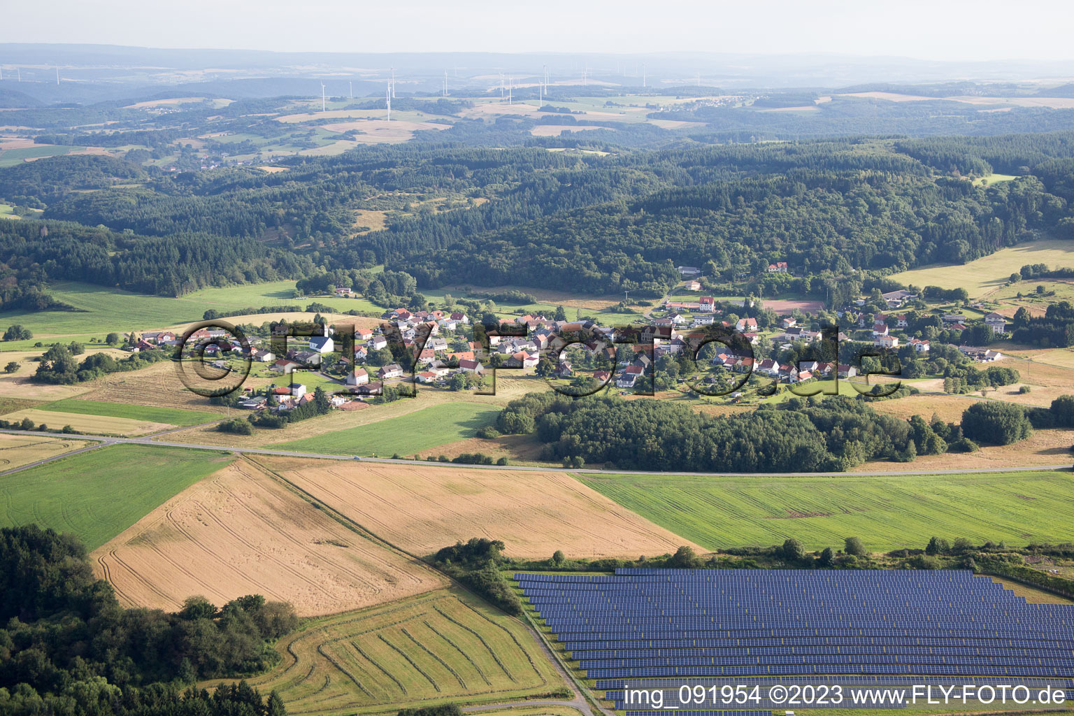 Dorf - Ansicht am Rande von landwirtschaftlichen Feldern und Nutzflächen in Reitscheid im Bundesland Saarland, Deutschland