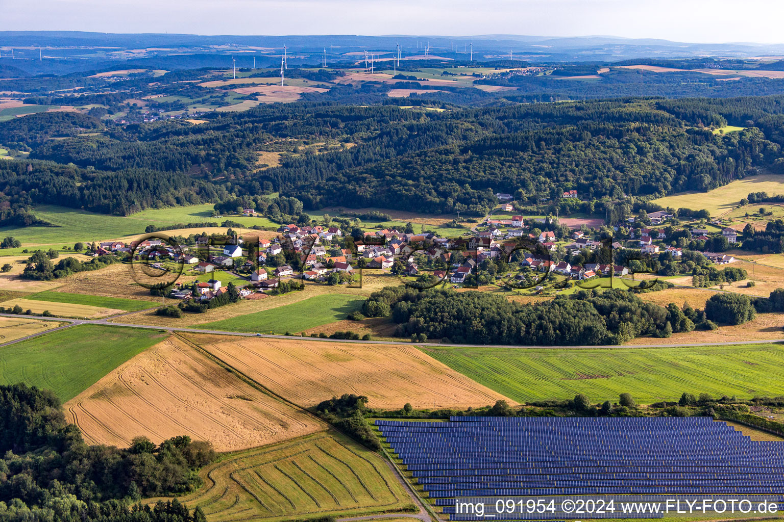 Dorf - Ansicht am Rande von landwirtschaftlichen Feldern und Nutzflächen in Reitscheid im Bundesland Saarland, Deutschland