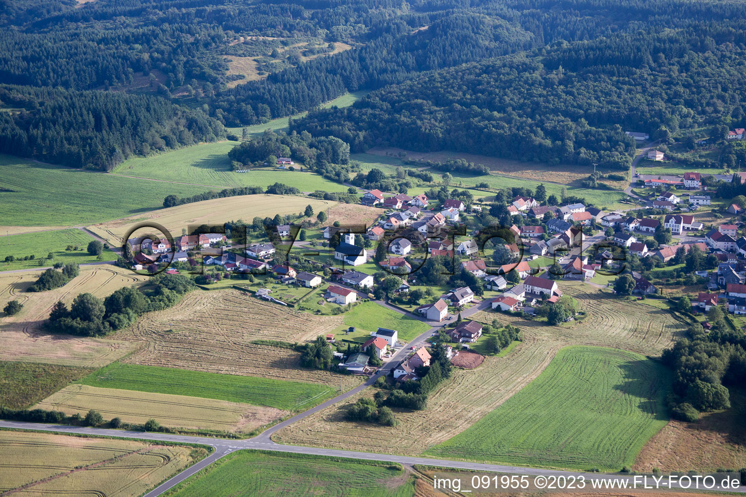 Luftbild von Dorf - Ansicht am Rande von landwirtschaftlichen Feldern und Nutzflächen in Reitscheid im Bundesland Saarland, Deutschland
