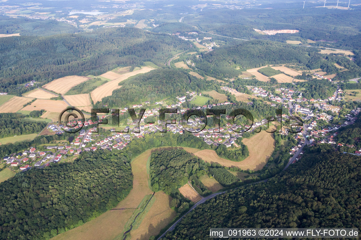 Dorf - Ansicht am Rande von landwirtschaftlichen Feldern und Nutzflächen in Nohfelden im Bundesland Saarland, Deutschland