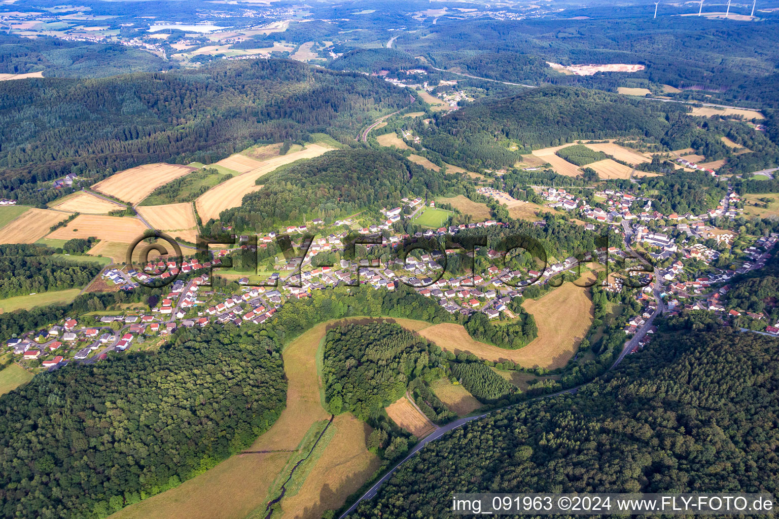 Dorf - Ansicht am Rande von landwirtschaftlichen Feldern und Nutzflächen in Nohfelden im Bundesland Saarland, Deutschland