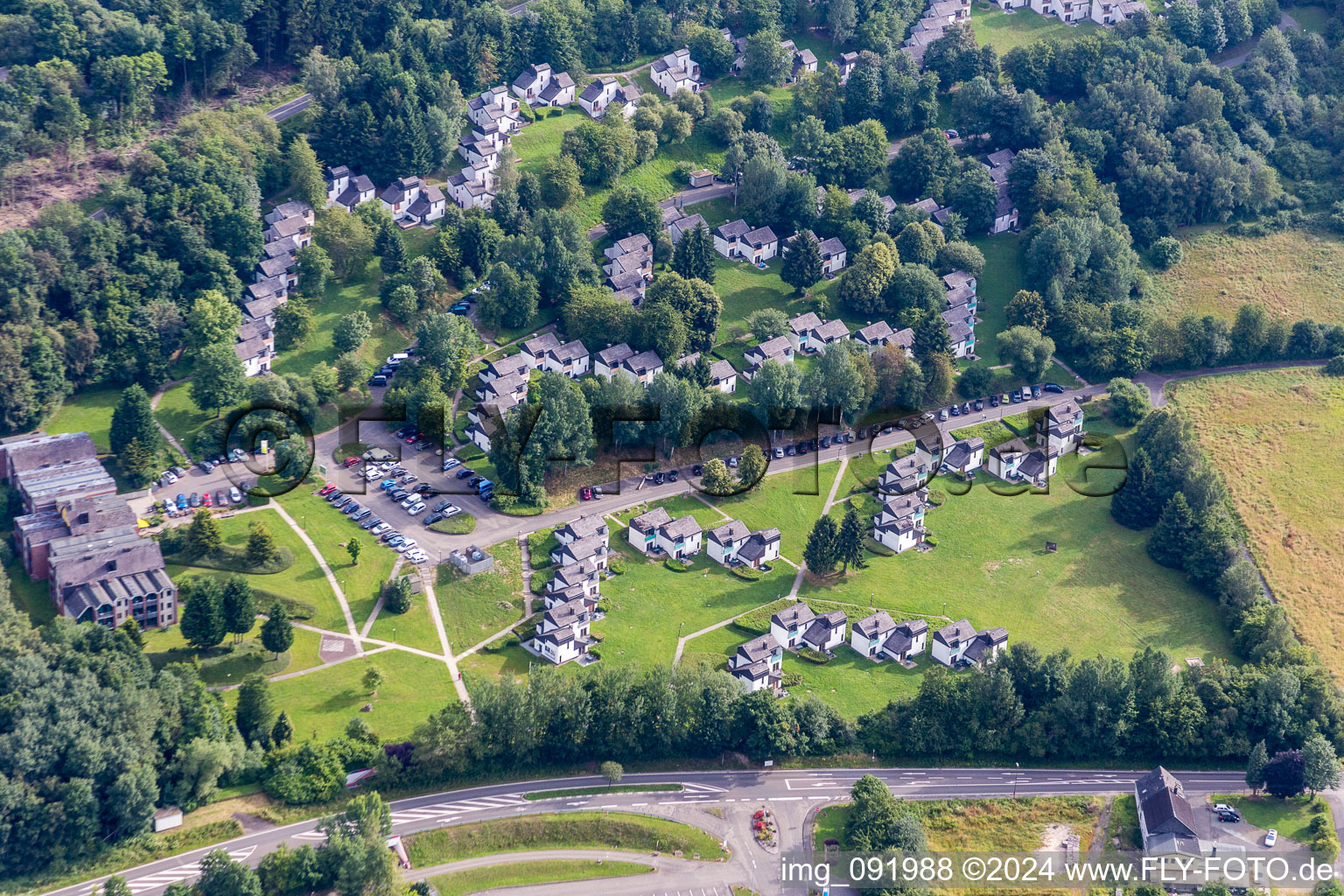 Luftbild von Ferienhaus- Anlage des Ferienparks Ferienpark Hambachtal in Oberhambach im Bundesland Rheinland-Pfalz, Deutschland