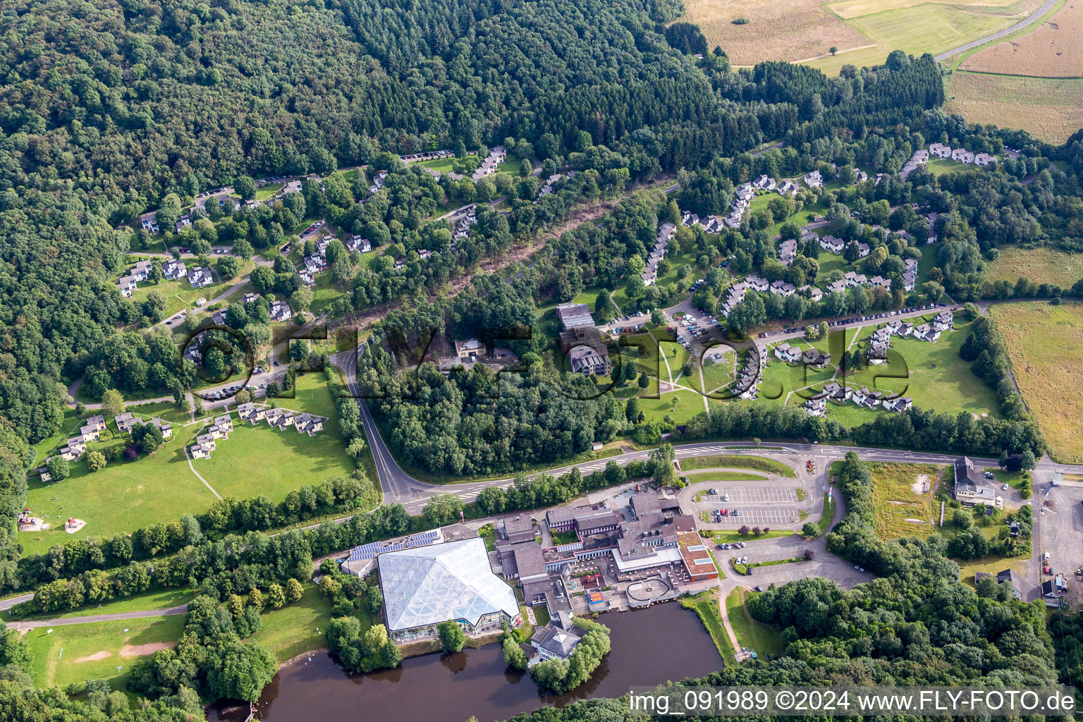 Luftaufnahme von Ferienhaus- Anlage des Ferienparks Ferienpark Hambachtal in Oberhambach im Bundesland Rheinland-Pfalz, Deutschland