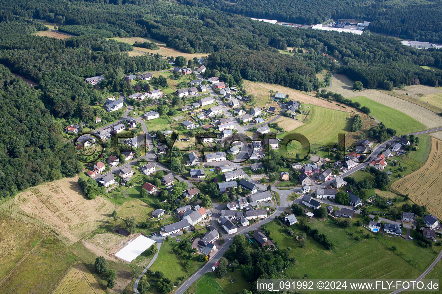 Dorf - Ansicht am Rande von landwirtschaftlichen Feldern und Nutzflächen in Hattgenstein im Bundesland Rheinland-Pfalz, Deutschland