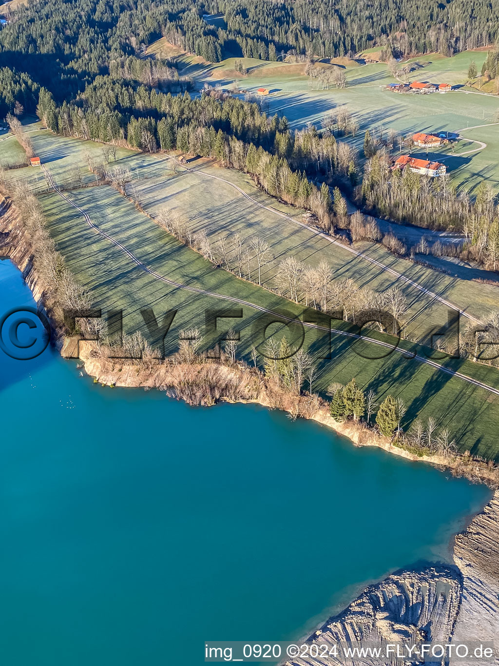 Ufer des Baggersee im Ortsteil Schlegldorf in Lenggries im Bundesland Bayern, Deutschland