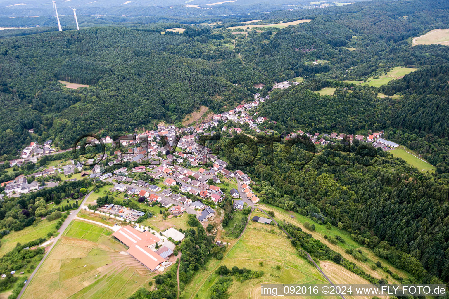 Dorf - Ansicht am Rande von landwirtschaftlichen Feldern und Nutzflächen im Ortsteil Kirchenbollenbach in Idar-Oberstein im Bundesland Rheinland-Pfalz, Deutschland