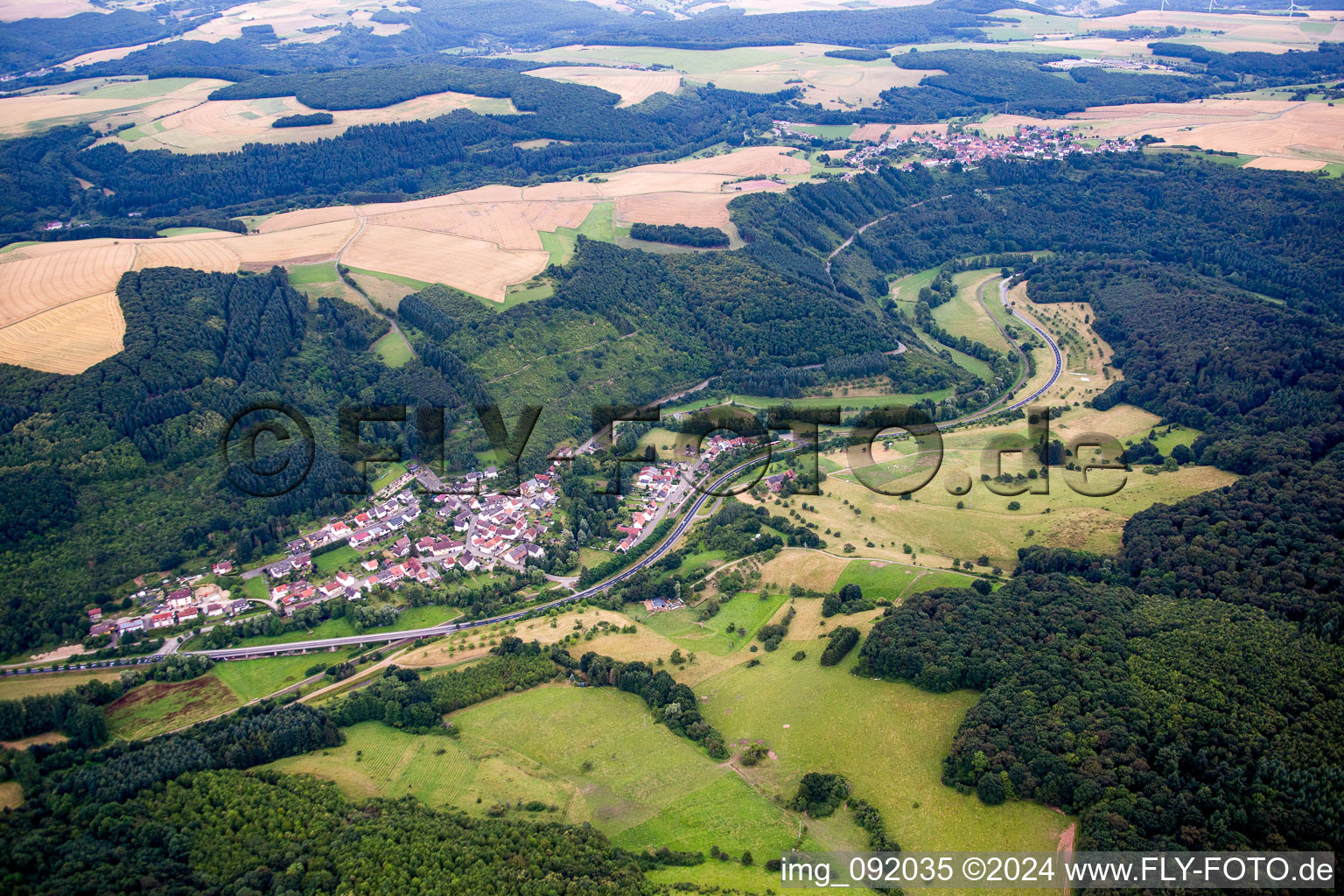 Dorf - Ansicht am Rande von landwirtschaftlichen Feldern und Nutzflächen in Heinzenhausen im Bundesland Rheinland-Pfalz, Deutschland