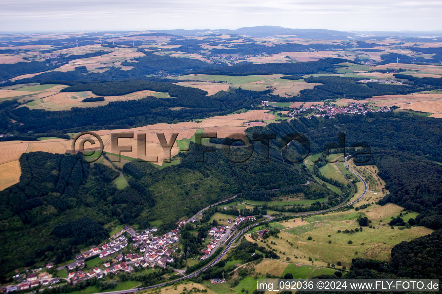 Luftbild von Dorf - Ansicht am Rande von landwirtschaftlichen Feldern und Nutzflächen in Heinzenhausen im Bundesland Rheinland-Pfalz, Deutschland