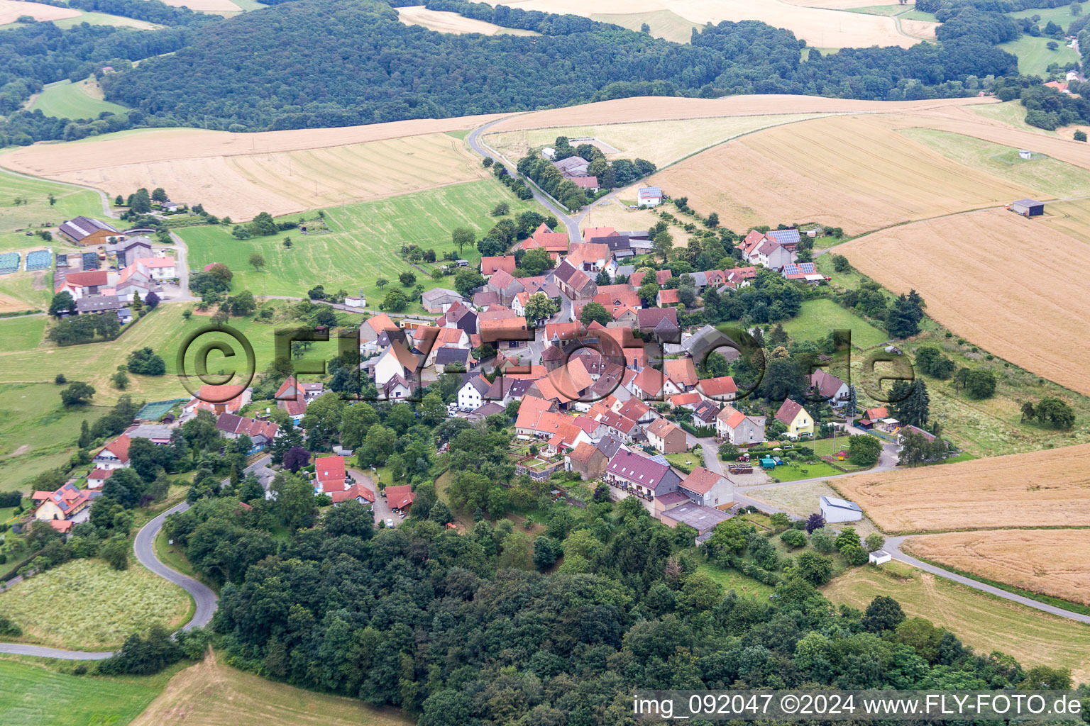 Dorf - Ansicht am Rande von landwirtschaftlichen Feldern und Nutzflächen in Seelen im Bundesland Rheinland-Pfalz, Deutschland