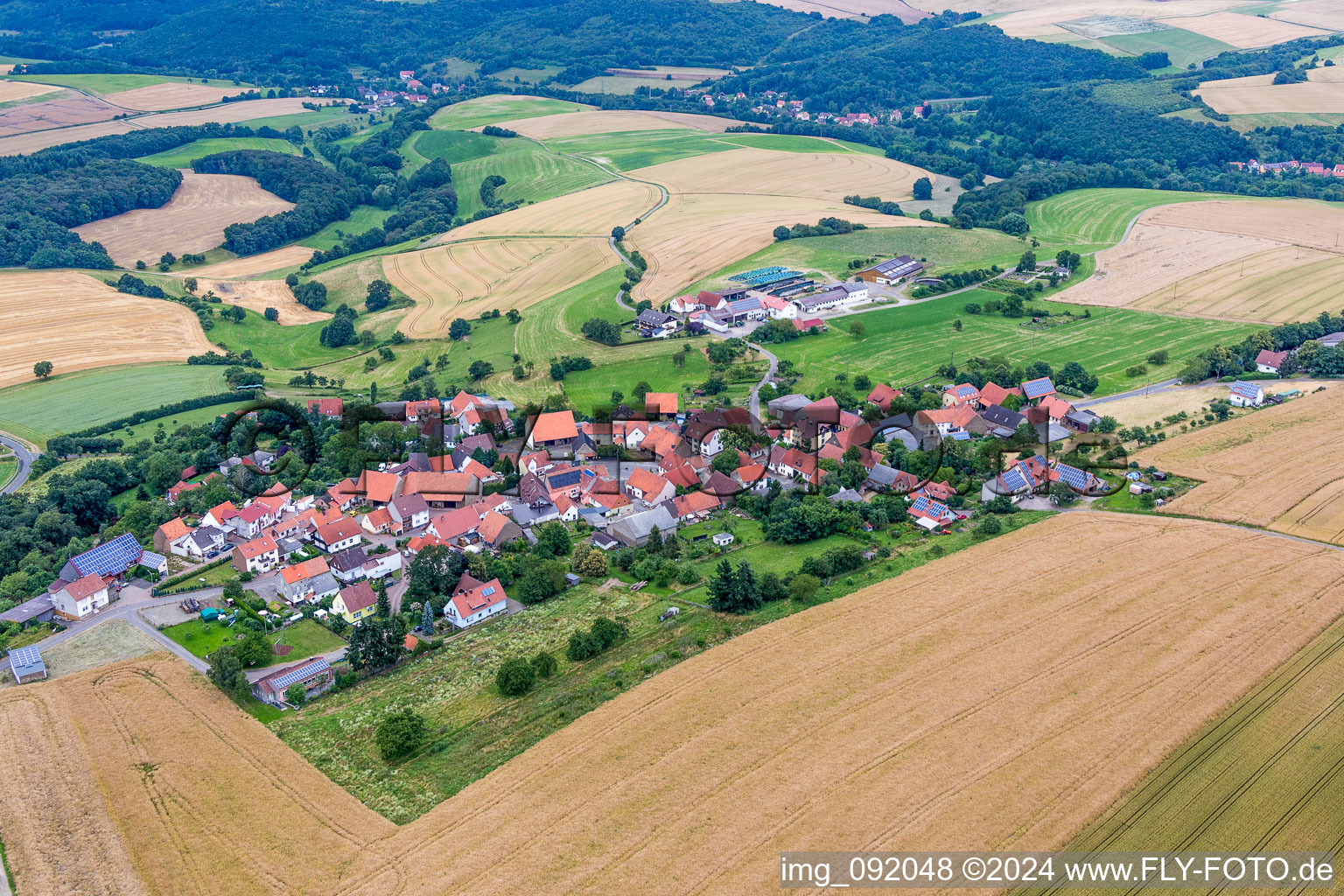 Luftbild von Dorf - Ansicht am Rande von landwirtschaftlichen Feldern und Nutzflächen in Seelen im Bundesland Rheinland-Pfalz, Deutschland