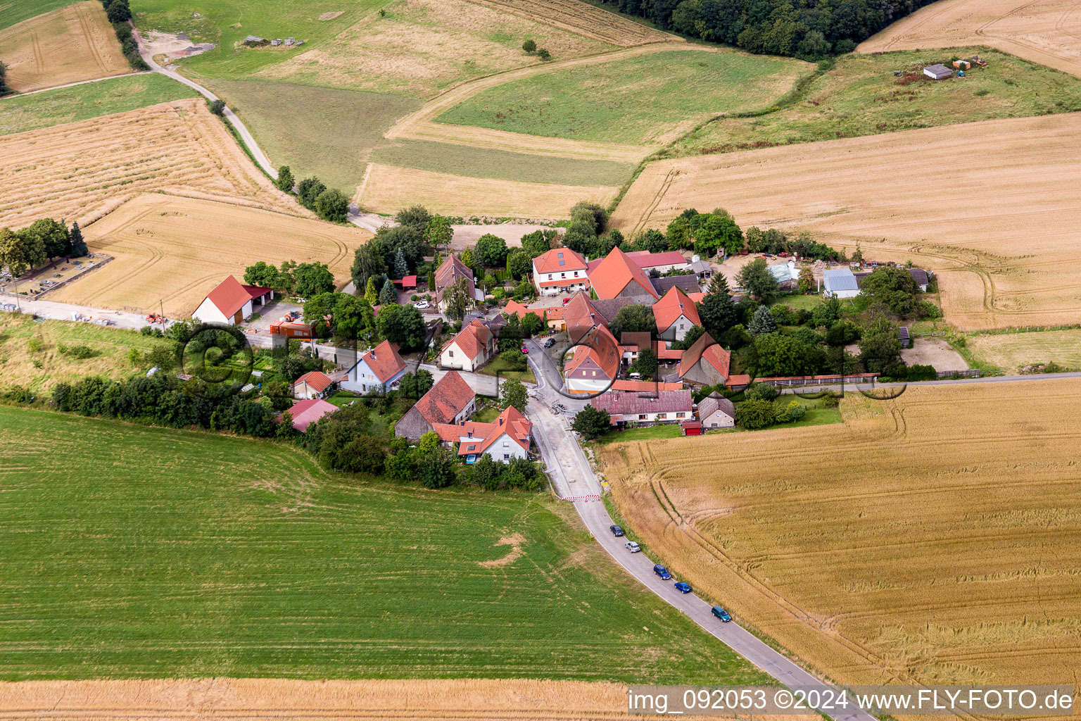 Dorf - Ansicht am Rande von landwirtschaftlichen Feldern und Nutzflächen im Ortsteil Spreiterhof in Imsweiler im Bundesland Rheinland-Pfalz, Deutschland