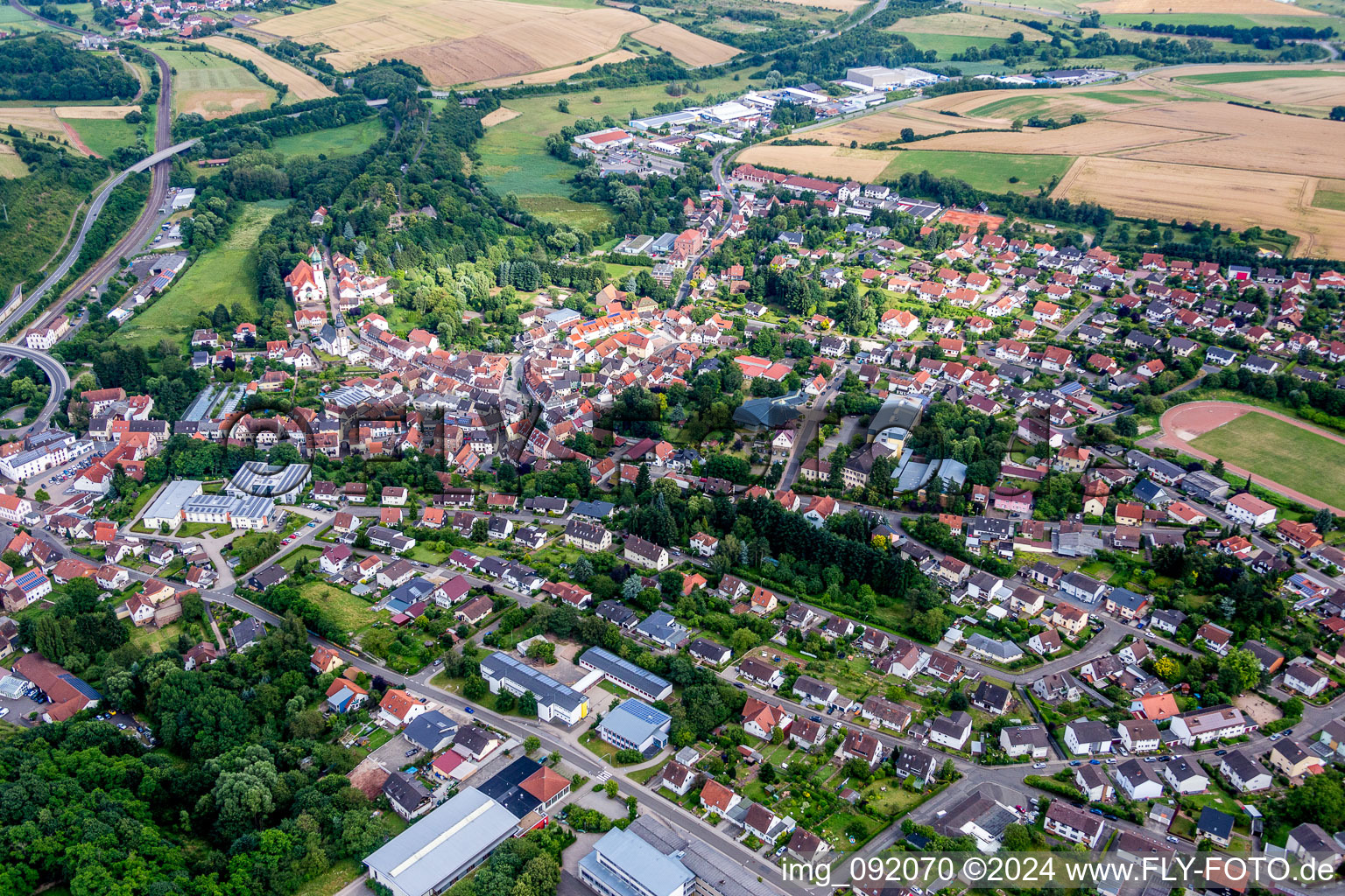 Luftbild von Kirchengebäude der Katholischen Kirche Herz Jesu in Winnweiler im Bundesland Rheinland-Pfalz, Deutschland