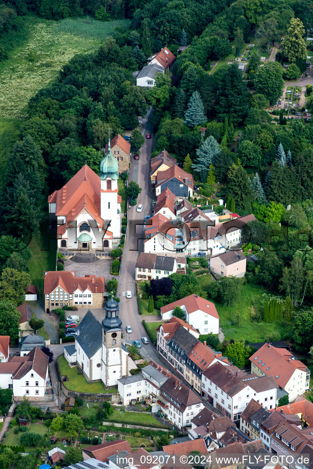 Luftaufnahme von Kirchengebäude der Katholischen Kirche Herz Jesu in Winnweiler im Bundesland Rheinland-Pfalz, Deutschland