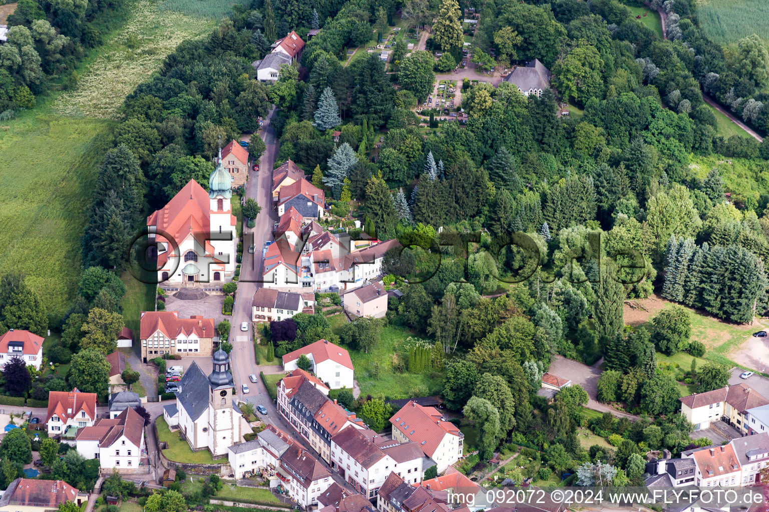 Schrägluftbild von Kirchengebäude der Katholischen Kirche Herz Jesu in Winnweiler im Bundesland Rheinland-Pfalz, Deutschland