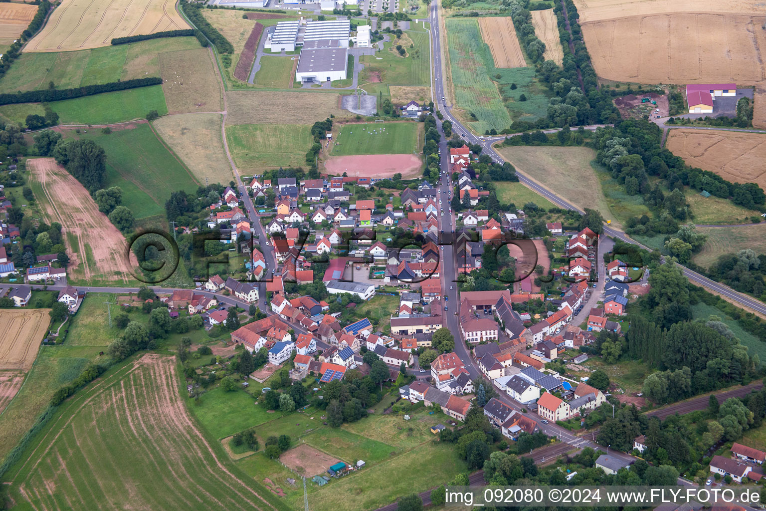 Dorf - Ansicht am Rande von landwirtschaftlichen Feldern und Nutzflächen im Ortsteil Alsenbrück-Langmeil in Winnweiler im Bundesland Rheinland-Pfalz, Deutschland
