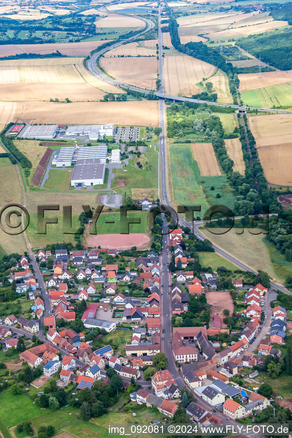 Luftbild von Dorf - Ansicht am Rande von landwirtschaftlichen Feldern und Nutzflächen im Ortsteil Alsenbrück-Langmeil in Winnweiler im Bundesland Rheinland-Pfalz, Deutschland