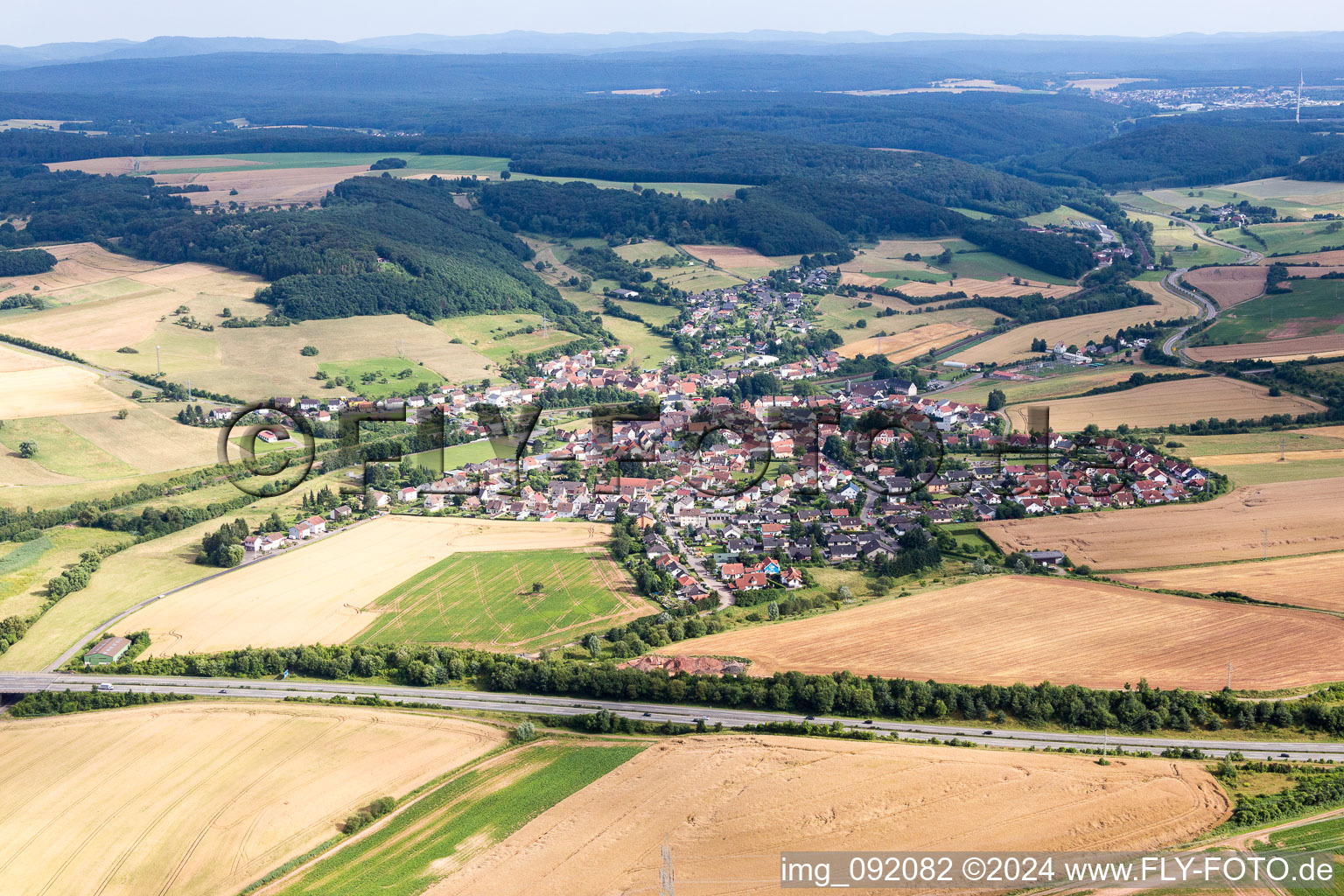 Dorf - Ansicht am Rande von landwirtschaftlichen Feldern und Nutzflächen in Münchweiler an der Alsenz im Bundesland Rheinland-Pfalz, Deutschland