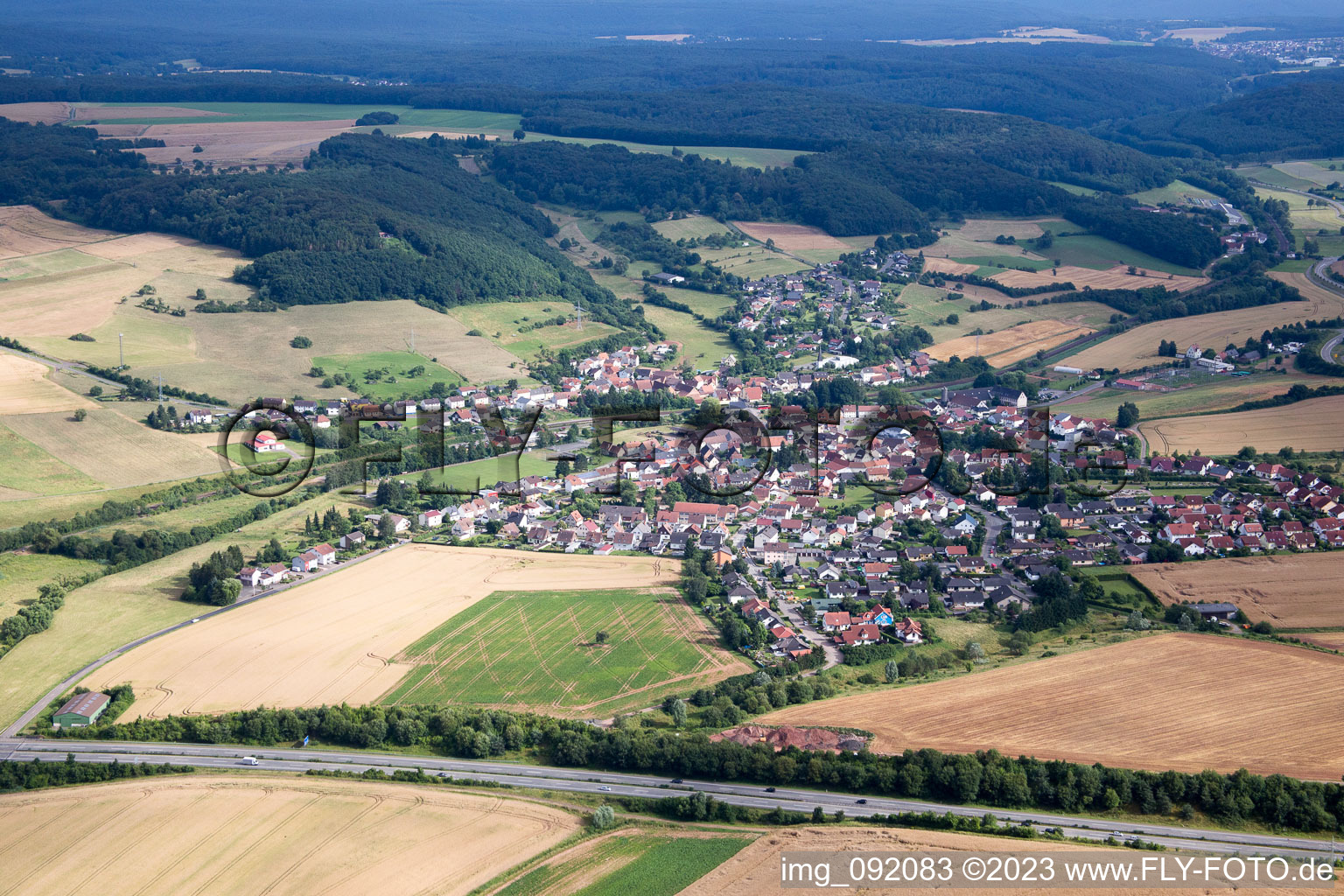 Luftbild von Dorf - Ansicht am Rande von landwirtschaftlichen Feldern und Nutzflächen in Münchweiler an der Alsenz im Bundesland Rheinland-Pfalz, Deutschland