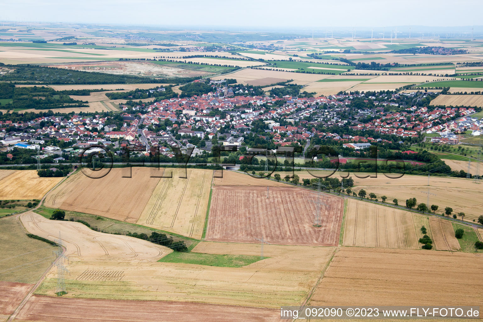 Schrägluftbild von Göllheim im Bundesland Rheinland-Pfalz, Deutschland