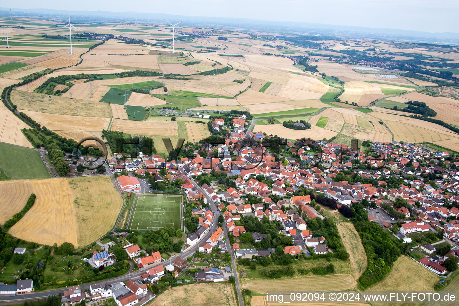 Dorf - Ansicht am Rande von landwirtschaftlichen Feldern und Nutzflächen in Kerzenheim im Bundesland Rheinland-Pfalz, Deutschland