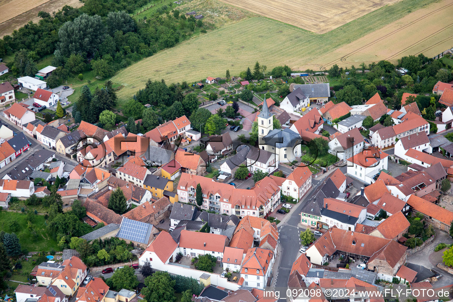 Luftbild von Dorf - Ansicht am Rande von landwirtschaftlichen Feldern und Nutzflächen in Kerzenheim im Bundesland Rheinland-Pfalz, Deutschland