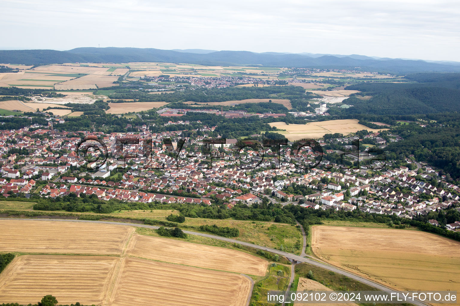 Schrägluftbild von Eisenberg im Bundesland Rheinland-Pfalz, Deutschland