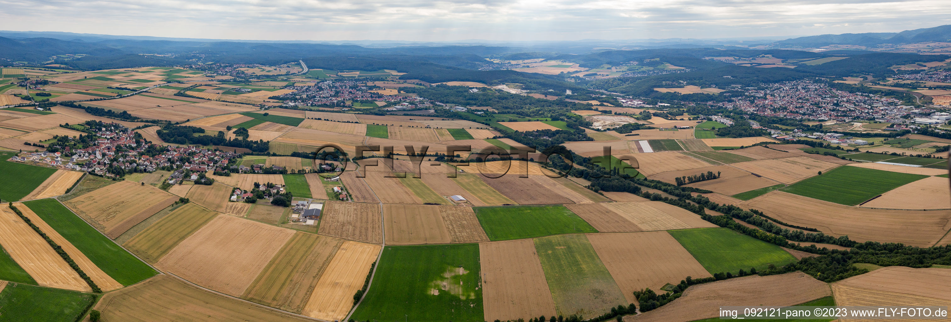 Schrägluftbild von Eisenberg im Bundesland Rheinland-Pfalz, Deutschland