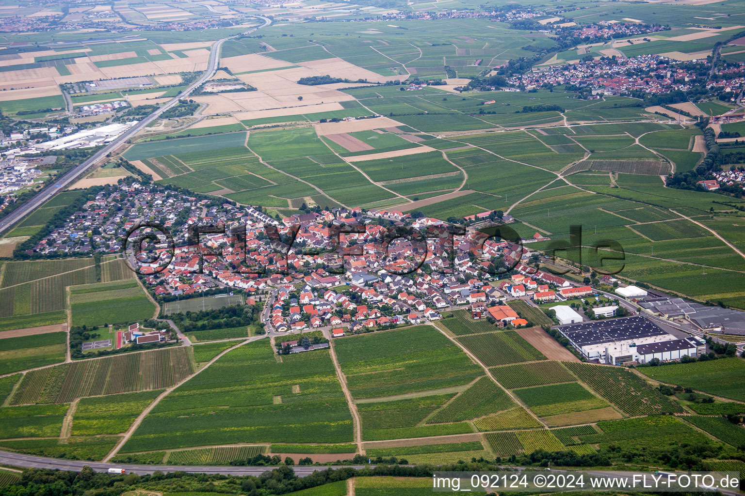 Luftbild von Dorf - Ansicht am Rande von landwirtschaftlichen Feldern und Nutzflächen in Tiefenthal im Bundesland Rheinland-Pfalz, Deutschland