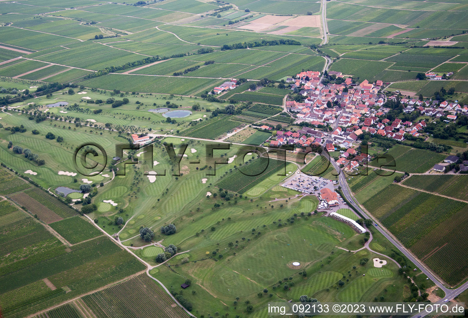 Dackenheim, Golfplatz im Bundesland Rheinland-Pfalz, Deutschland von der Drohne aus gesehen