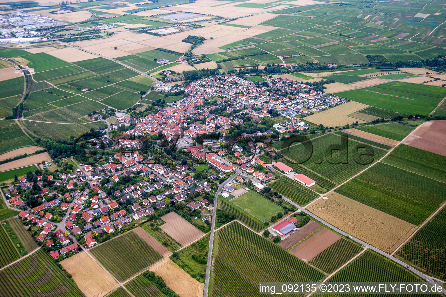 Luftbild von Kirchheim an der Weinstraße im Bundesland Rheinland-Pfalz, Deutschland
