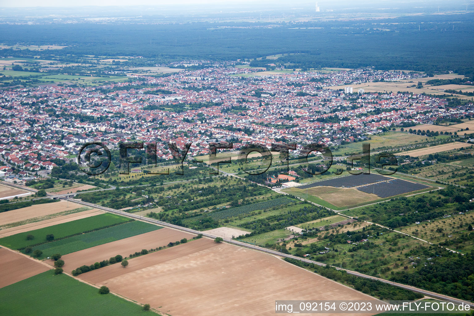 Schrägluftbild von Haßloch im Bundesland Rheinland-Pfalz, Deutschland
