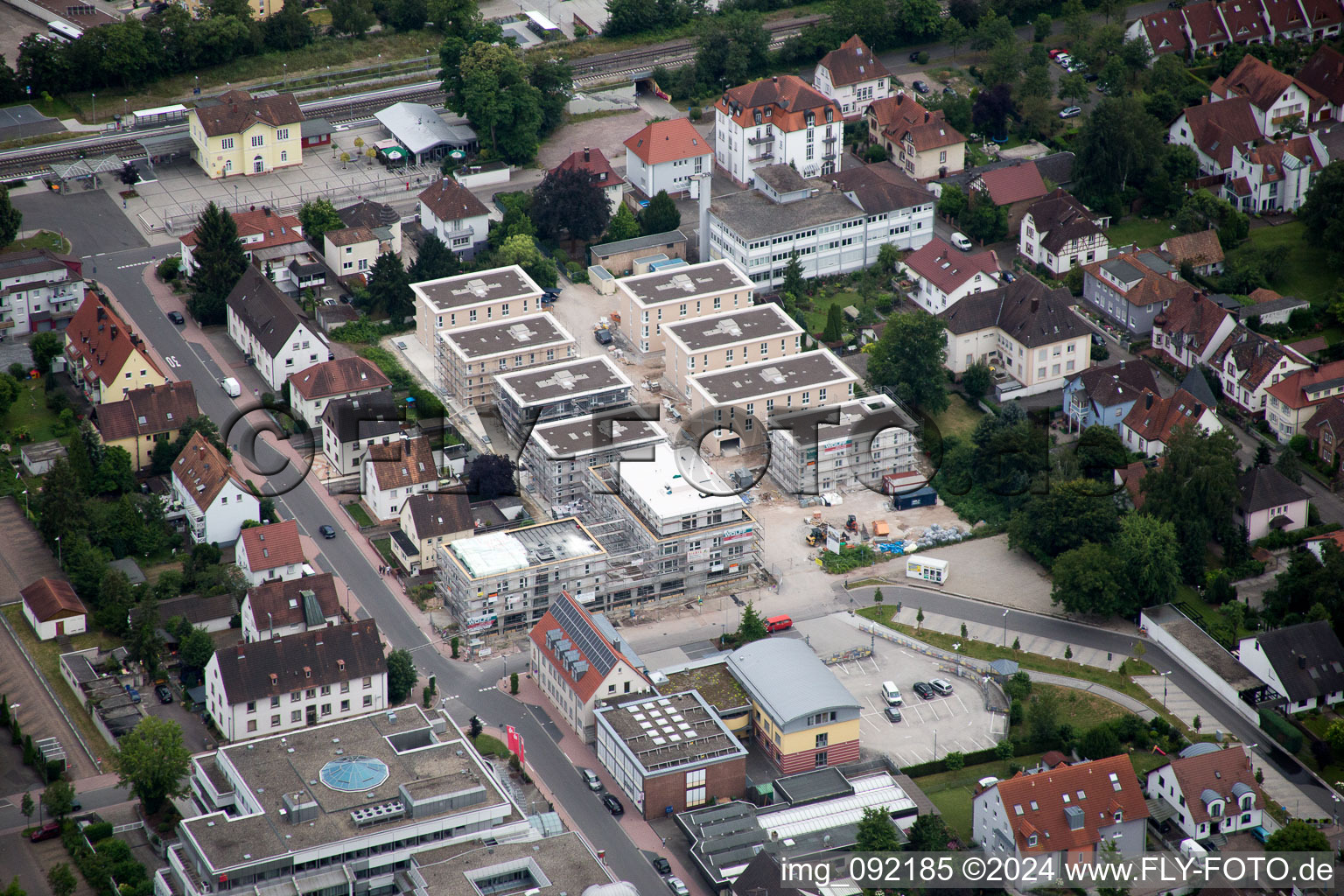 Drohnenaufname von Gebäude- Ensemble- Baustellen zum Neubau eines Stadtquartiers 'Im Stadtkern' in Kandel im Bundesland Rheinland-Pfalz, Deutschland