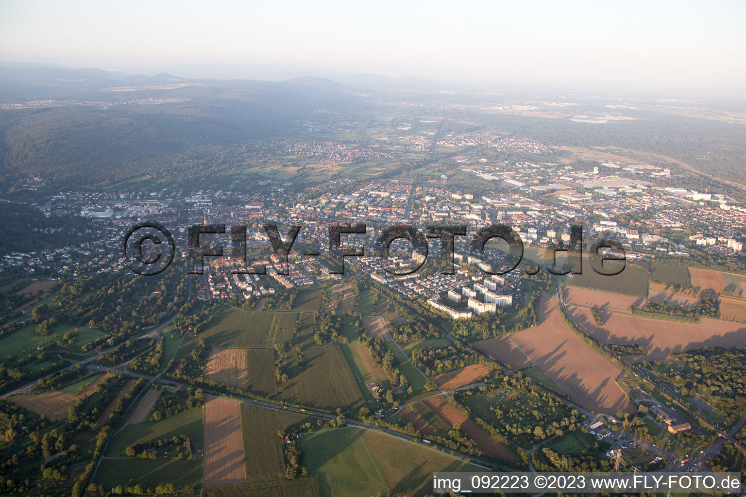 Luftbild von Ettlingen von Norden im Bundesland Baden-Württemberg, Deutschland