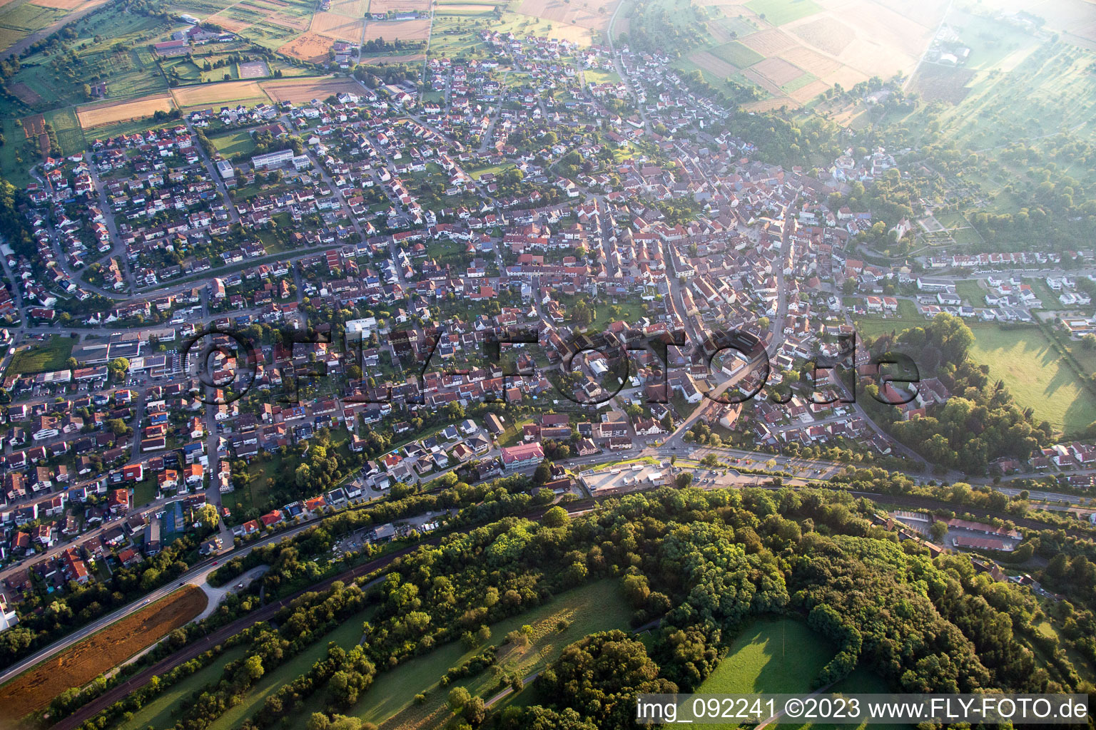 Luftbild von Ortsteil Königsbach in Königsbach-Stein im Bundesland Baden-Württemberg, Deutschland