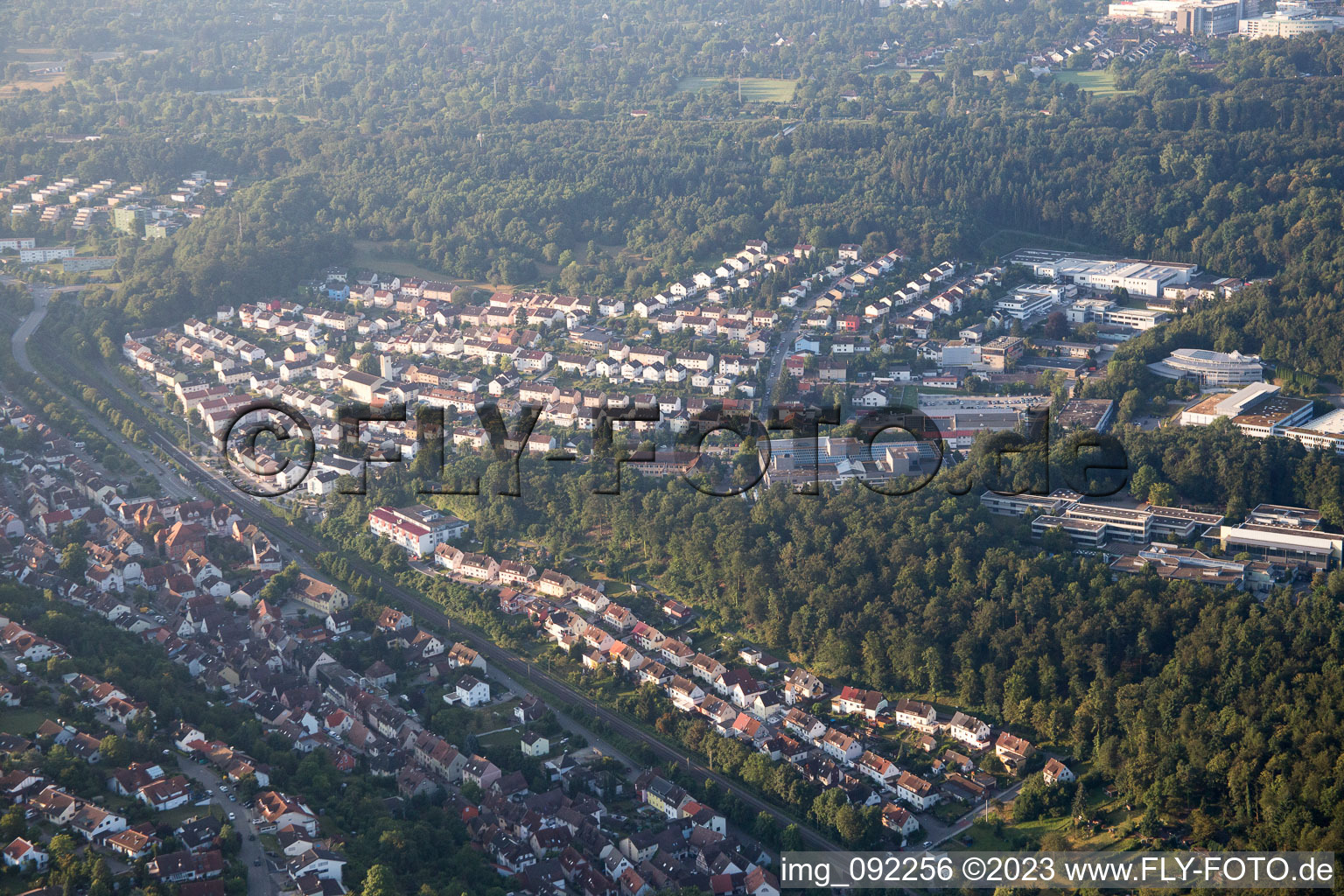 Schrägluftbild von Ispringen im Bundesland Baden-Württemberg, Deutschland