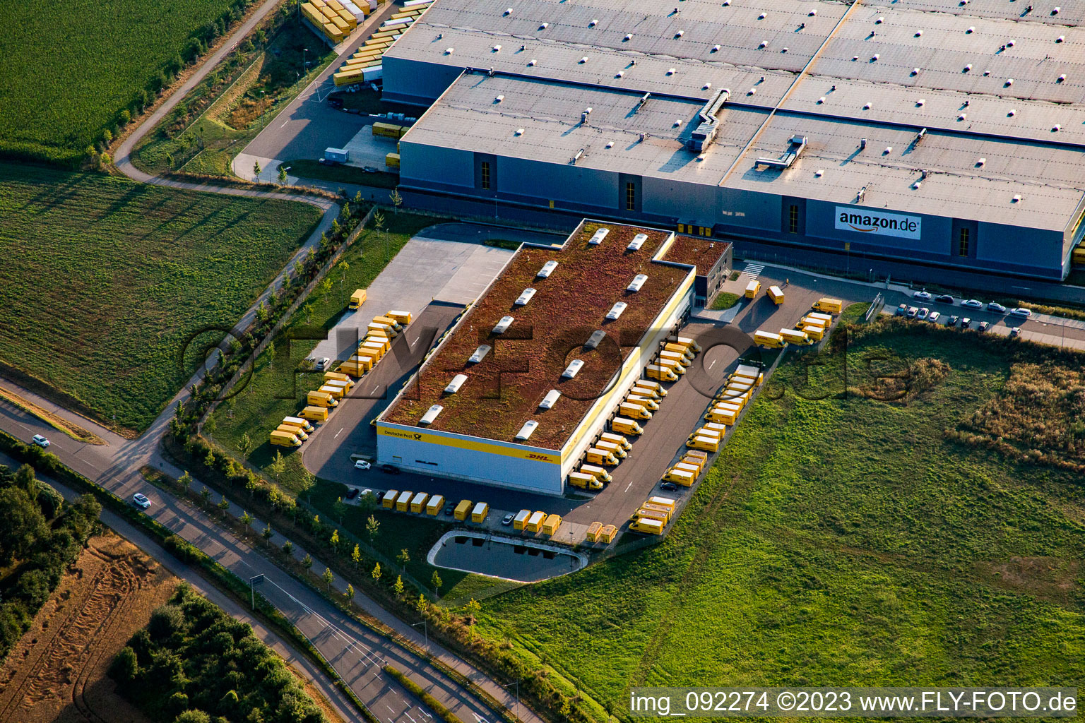 Schrägluftbild von Pforzheim Nord, Amazon Logistikzentrum im Bundesland Baden-Württemberg, Deutschland
