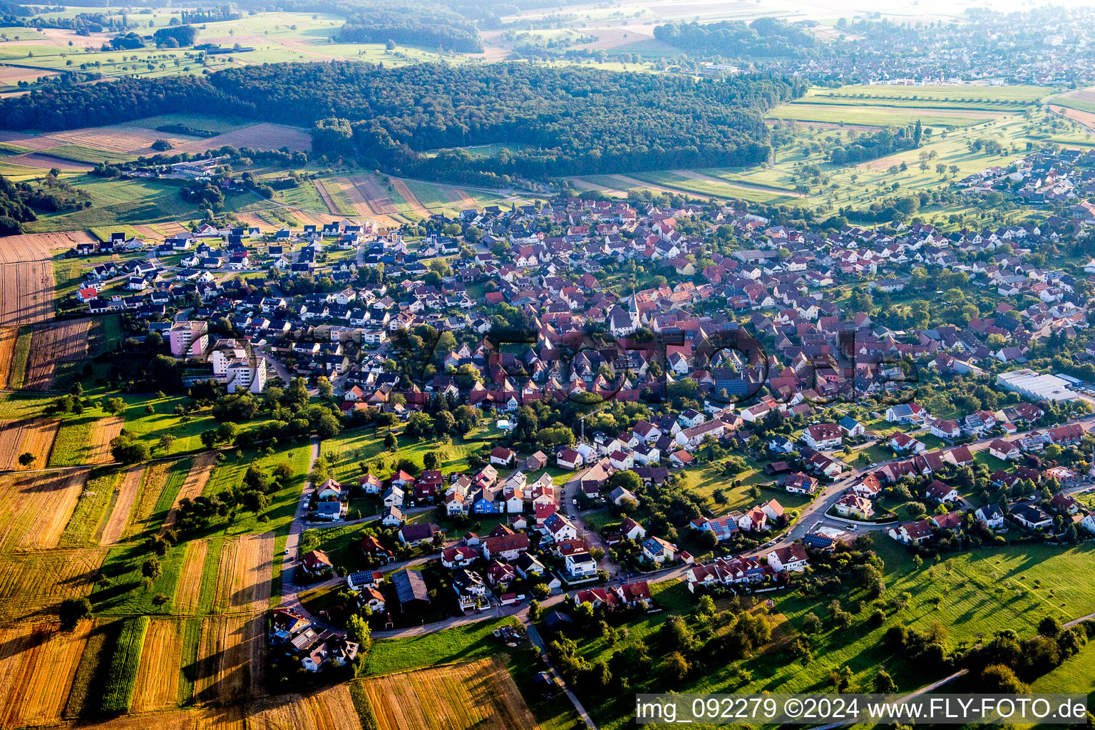 Dorf - Ansicht am Rande von landwirtschaftlichen Feldern und Nutzflächen im Ortsteil Göbrichen in Neulingen im Bundesland Baden-Württemberg, Deutschland