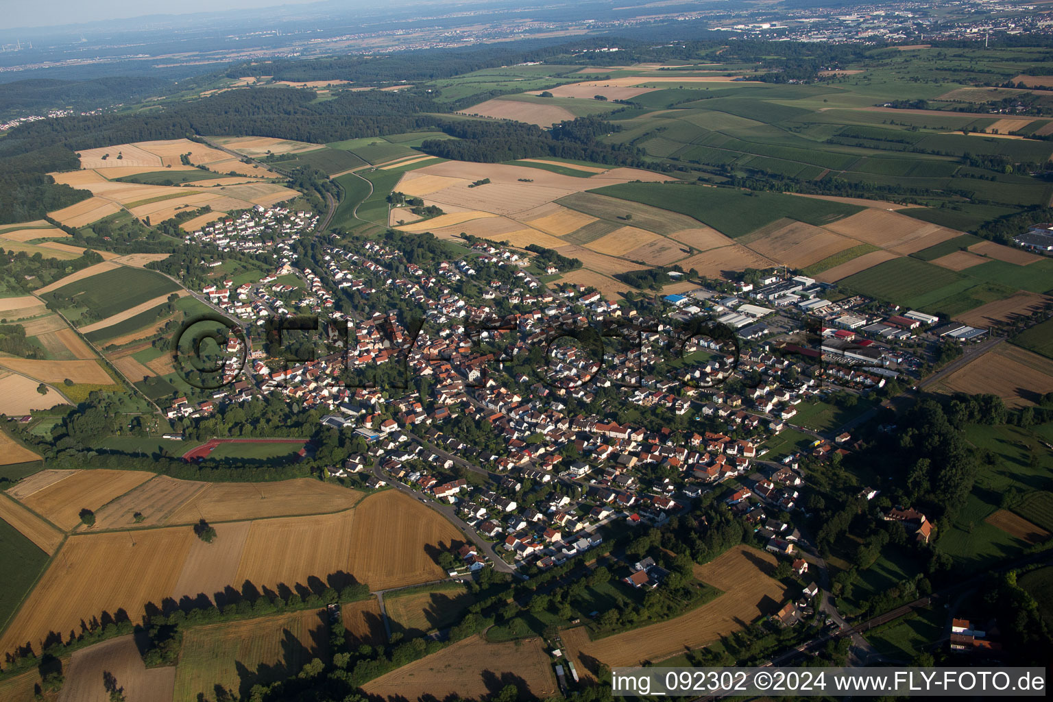 Dorf - Ansicht am Rande von landwirtschaftlichen Feldern und Nutzflächen im Ortsteil Helmsheim in Bruchsal im Bundesland Baden-Württemberg, Deutschland