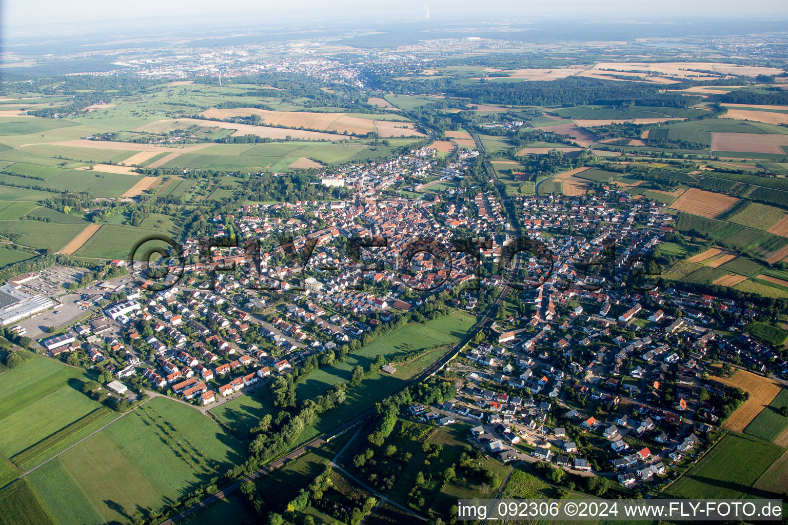 Dorf - Ansicht am Rande von landwirtschaftlichen Feldern und Nutzflächen im Ortsteil Heidelsheim in Bruchsal im Bundesland Baden-Württemberg, Deutschland