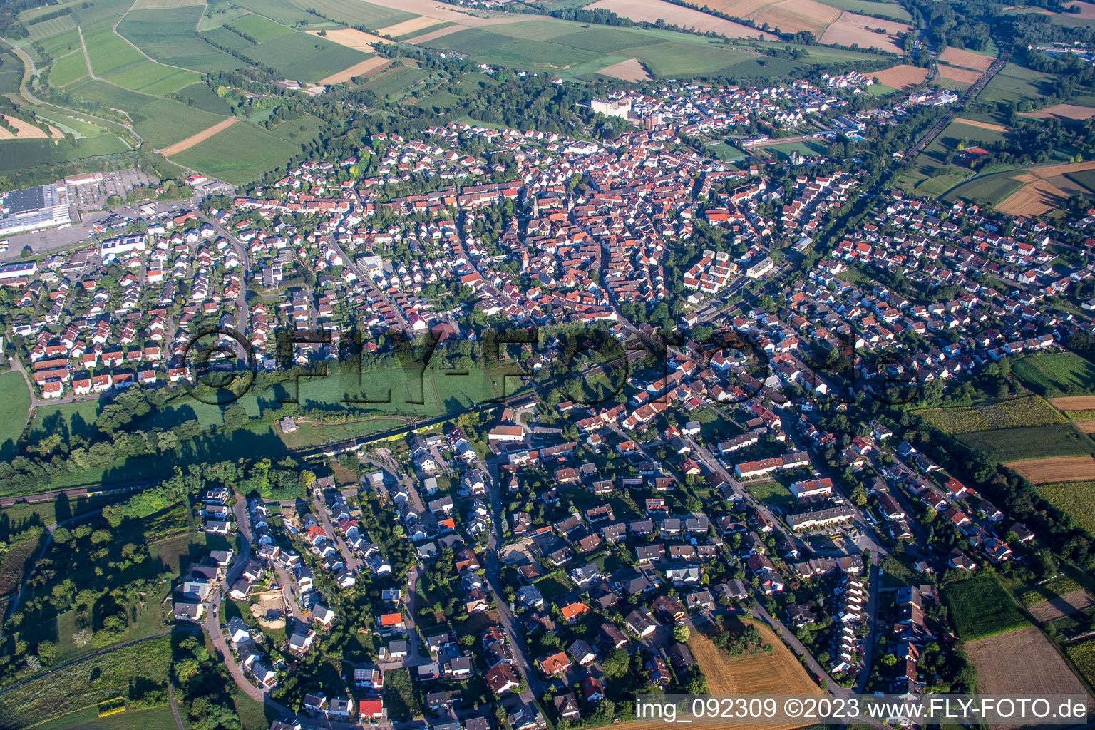 Ortsansicht der Straßen und Häuser der Wohngebiete in Bruchsal im Ortsteil Heidelsheim im Bundesland Baden-Württemberg, Deutschland
